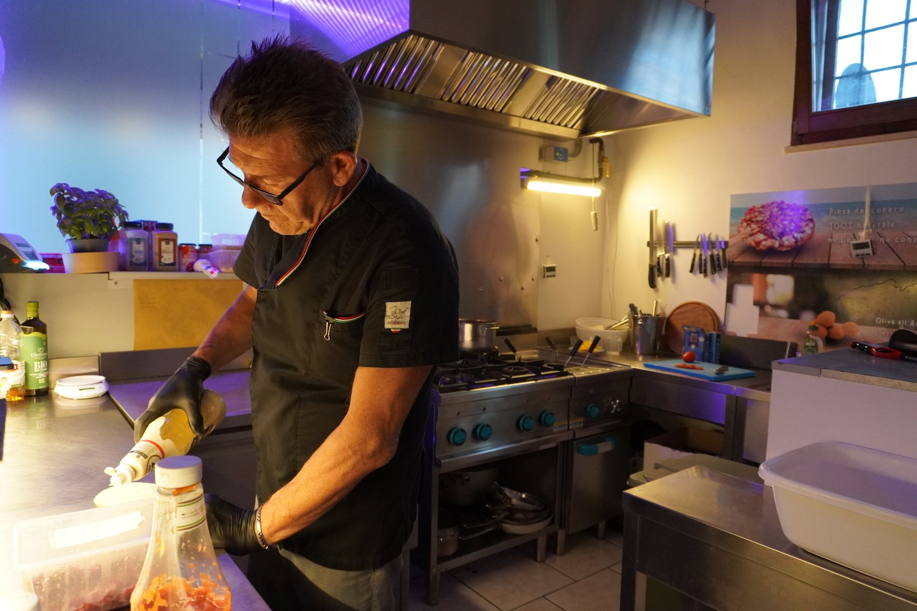La cucina del Porta Romana Bistrò al lavoro