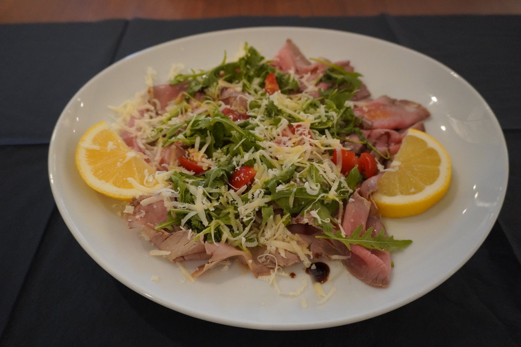 Insalatona con verdure, legumi, tonno e mozzarella