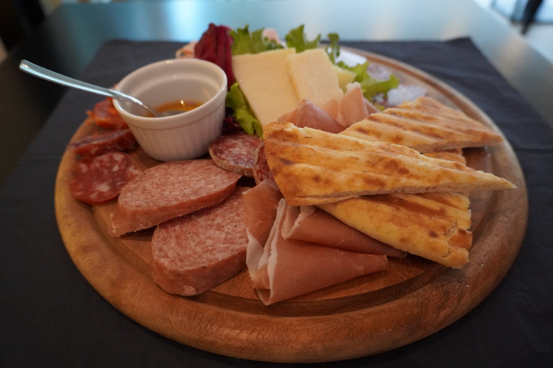 Tagliere rustico di salumi e formaggi