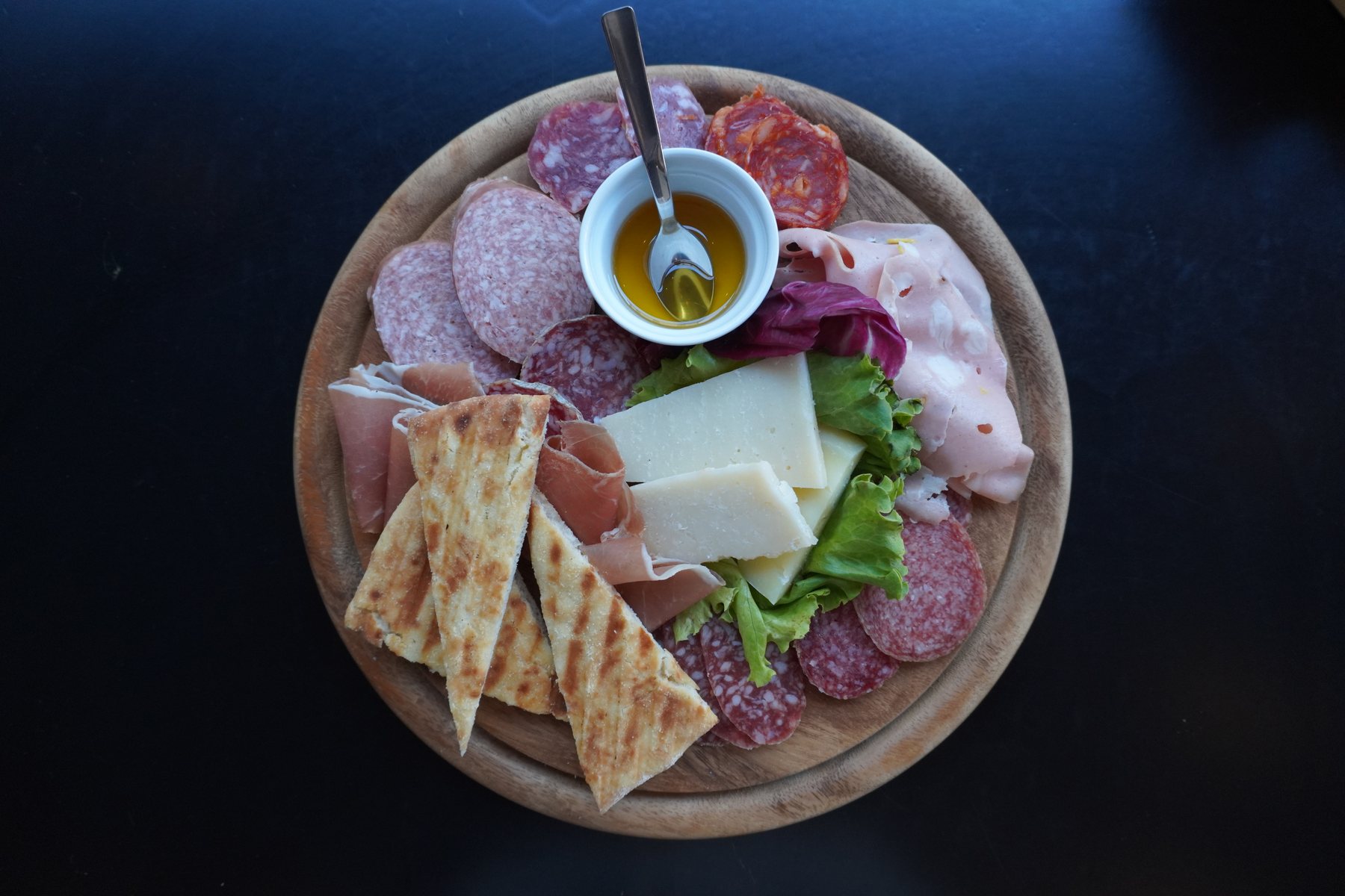 Tagliere con salumi, formaggi e piadina